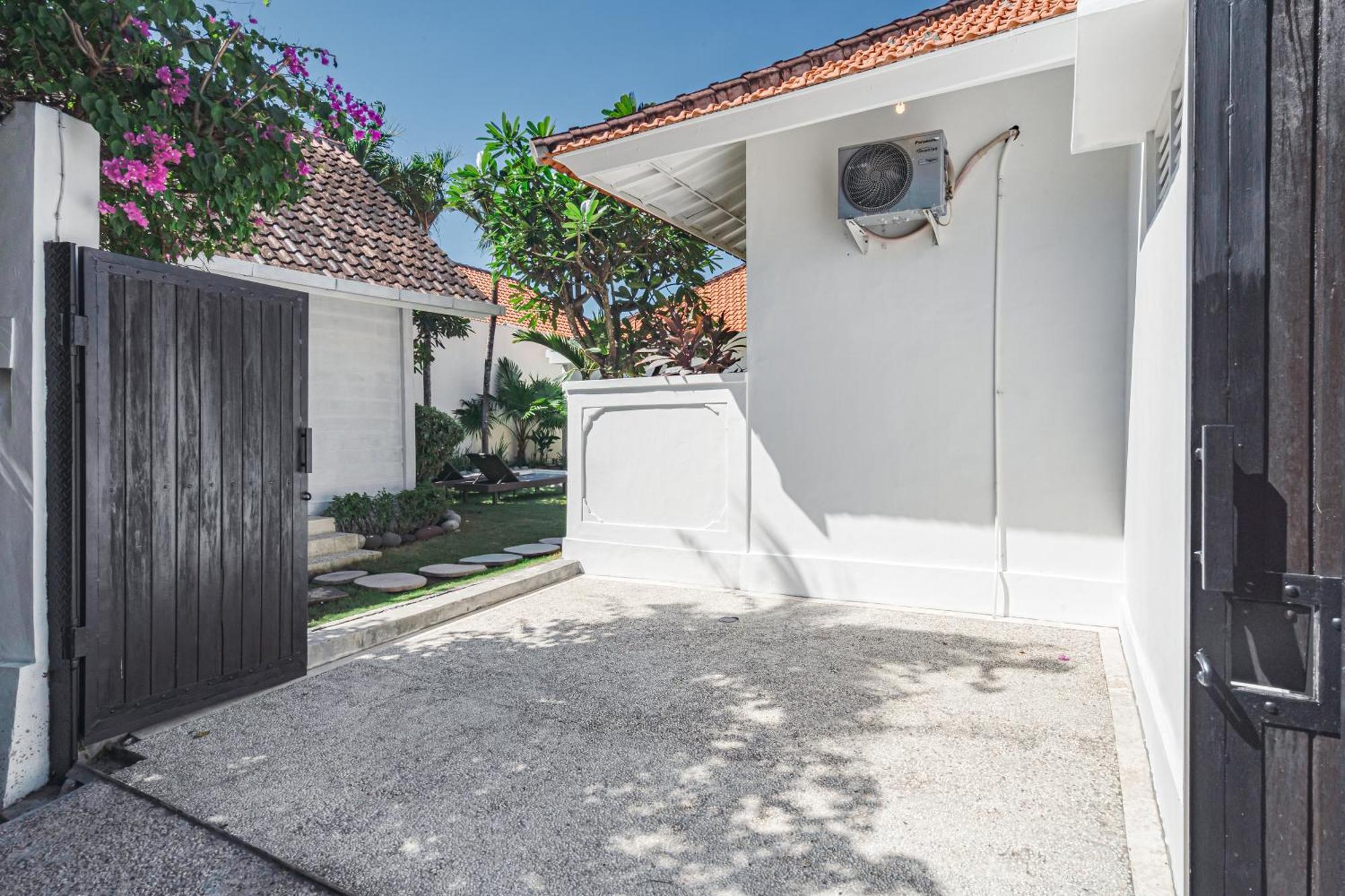Green Garden Seminyak Villa Exterior photo